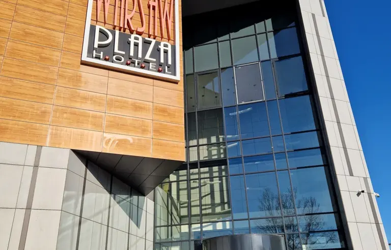 Warsaw Plaza Hotel wejście do hotelu
