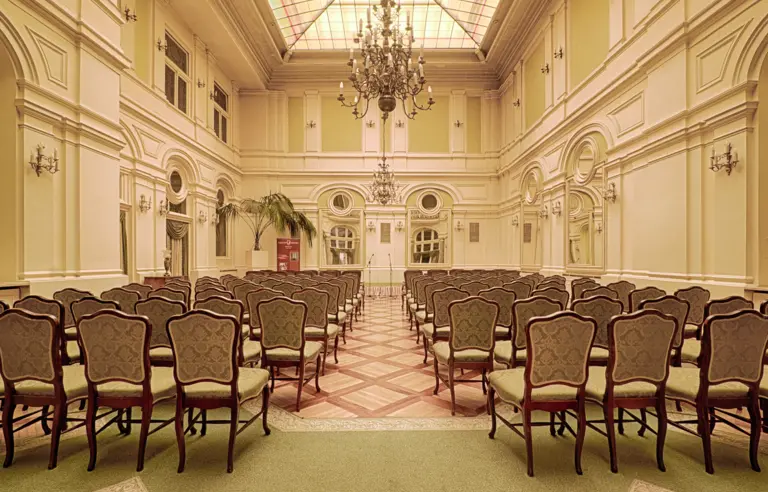 KONFERENCJA W SALI LUSTRZANEJ