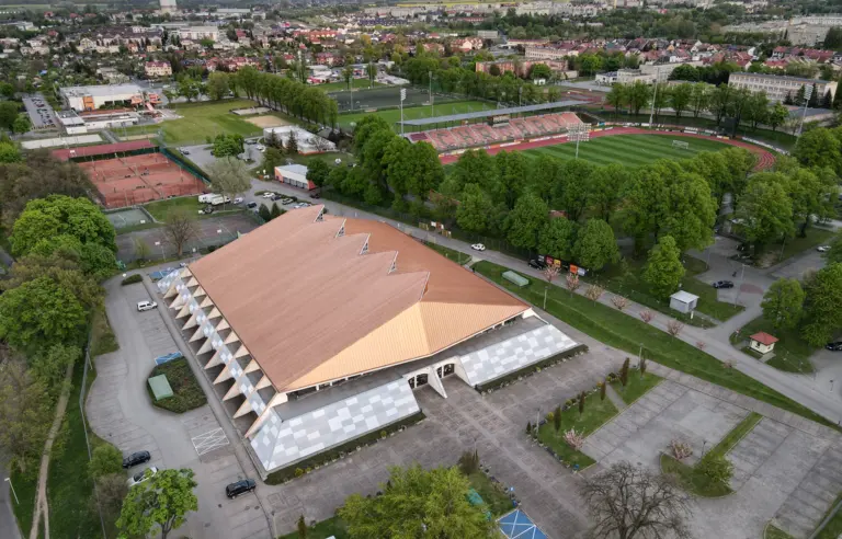 Hala znajduje się na terenie kompleksu obiektów sportowych Chrobry Głogów S.A.