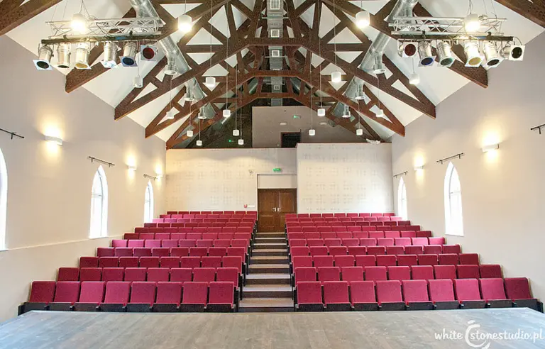 Sala teatralno -kinowo-konferencyja (widko ze sceny)