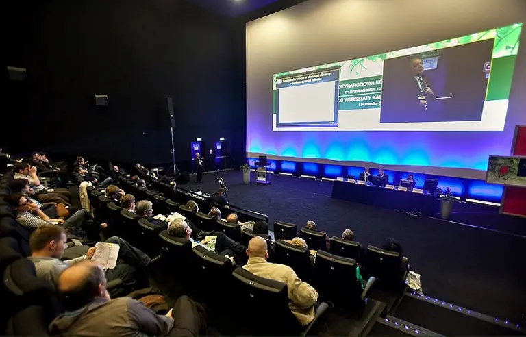 konferencja w sali kinowej