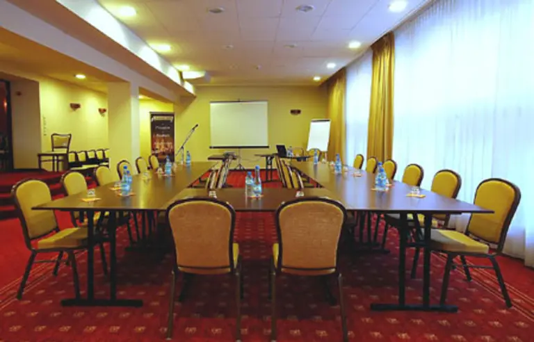 Sala Św. Ducha w ustawieniu w podkowę