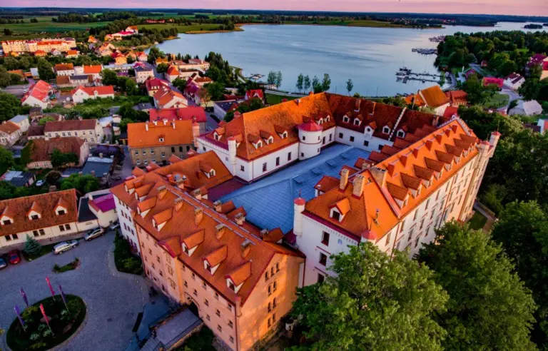 Widok na zamek z Jeziorem Ryńskim i ekomariną w tle