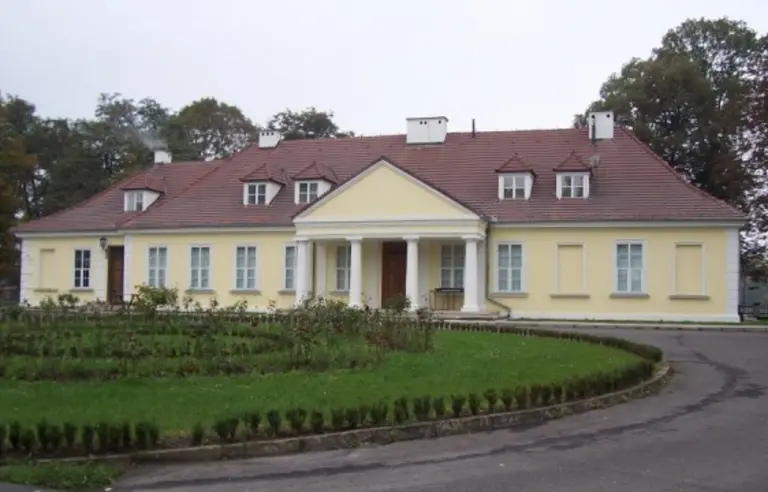 Dwór w Branicach - zdjęcie 1