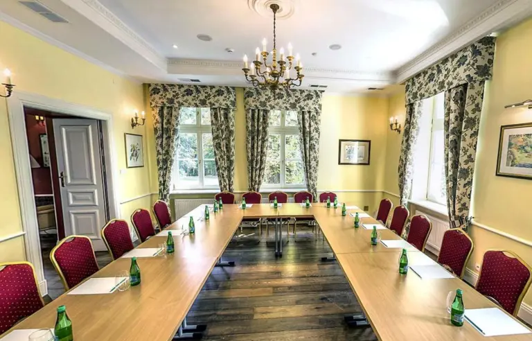 Dwór Sieraków - zdjęcie 1