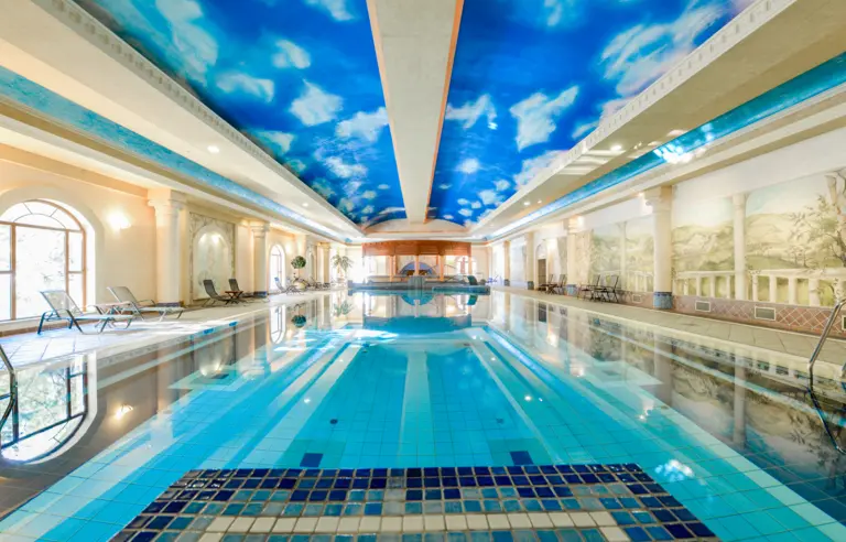 Zaaranżowany w malowniczym klimacie greckich ogrodów oliwnych; niecka basenowa o wymiarach 25 m x 10 m z masażerami, przeciwprądami i wodospadem, temperatura wody ok. 27 stopni C