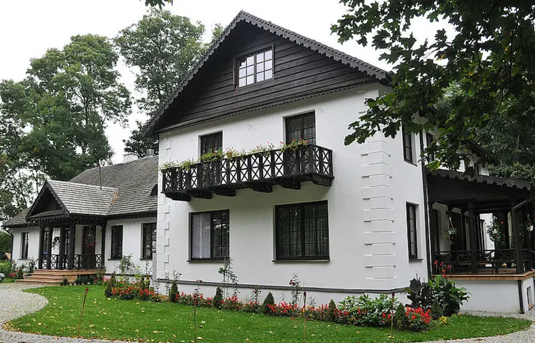 Dwór Leśce - zdjęcie 1