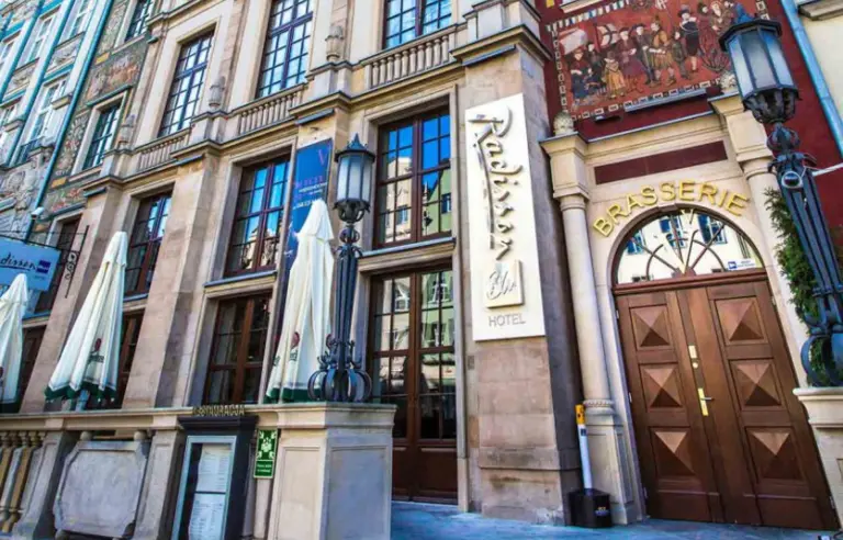 Wejście do hotelu od strony ul. Długiego Targu 19