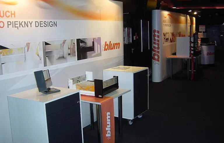 Stoiska w holu "Blum"