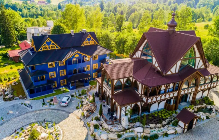 Kompleks siedmiu ekskluzywnych willi  w których oferujemy 80 luksusowych apartamentów do wynajęcia.