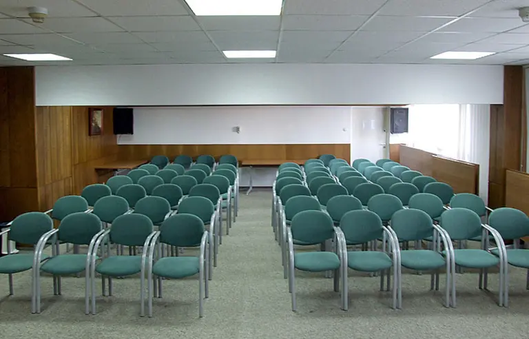sala konferencyjna-ustawienie kinowe