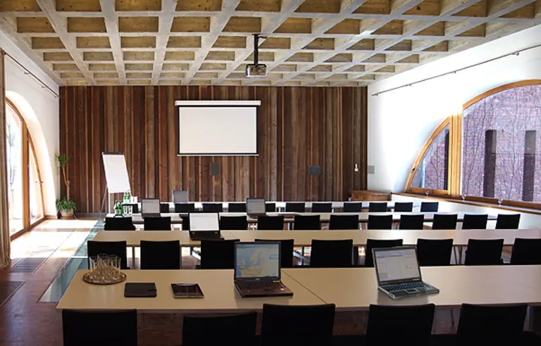 Sala na rzece - 102 osoby