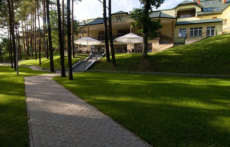 Widok na hotel od strony jeziora