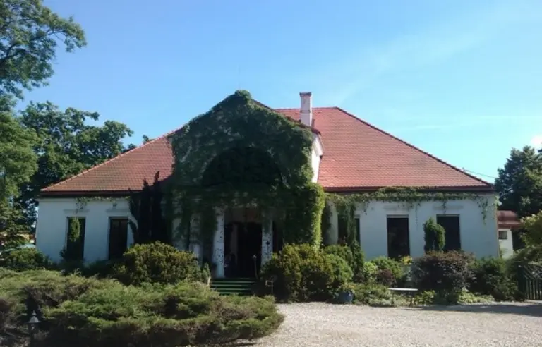 Dwór Giemzów - zdjęcie 1