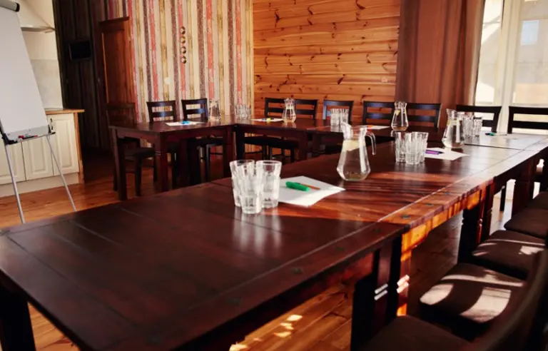 Układ stołów w "U"