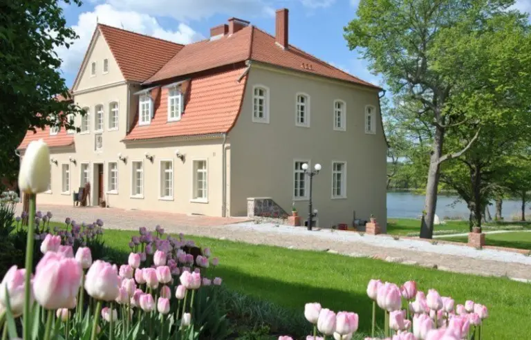 Dwór - budynek recepcji i restauracji