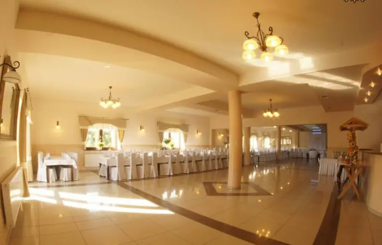 Hotel Restauracja Dąbrówka - zdjęcie 1