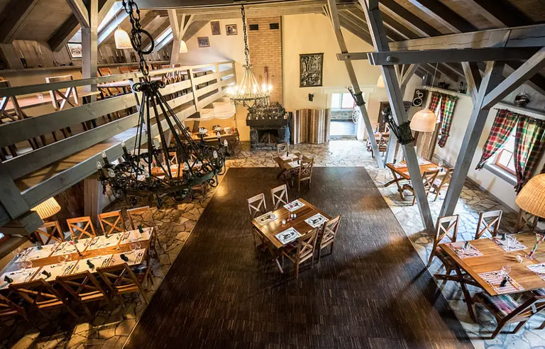 Sala restauracyjna z widocznym przejściem do Ogrodu Zimowego