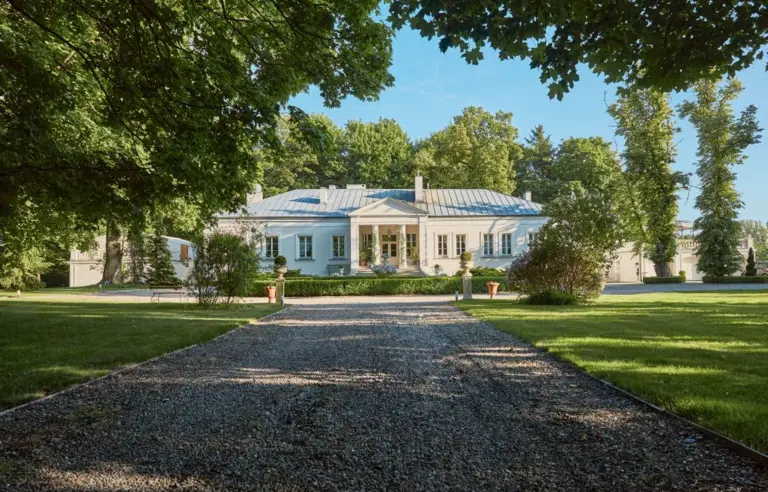 Portyk toskański wraz z frontem Pałacu Żółwin