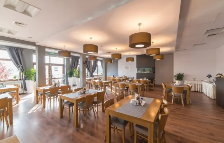 Hotel i Restauracja Pod Jesiotrem Łabiszyn sala restauracyjno-konferencyjna