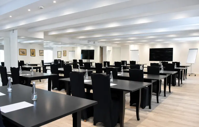 Sala konferencyjna w Spichlerz Park w Kazimierzu Dolnym — przestrzeń na szkolenia, konferencje, warsztaty i spotkania firmowe.