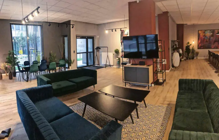 Salon Towarzyski Zwierzyniecka - OBIEKT ZAMKNIĘTY - zdjęcie 1