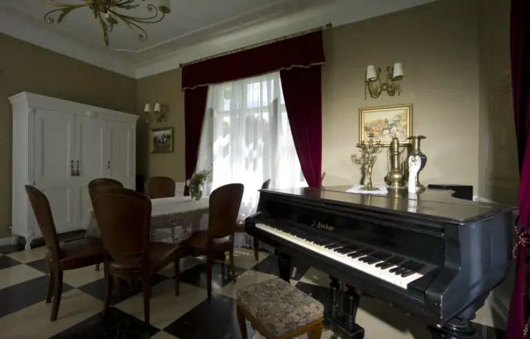 Dwór w Zabużu - zdjęcie 1