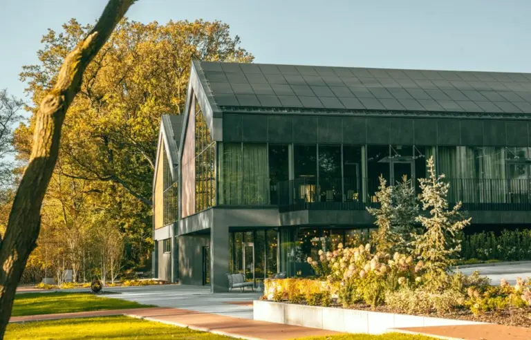Otoczenie sal i restauracja zewnętrzna