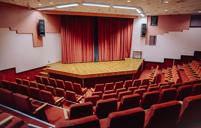 układ kinowy- scena, mównica, ekran