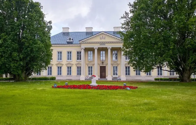 Pałac i Stadnina Koni Walewice