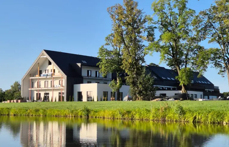 Natural Hotel - Ekologiczny Hotel z Plażą Na Wyspie w Rezerwacie Sosny Taborskie