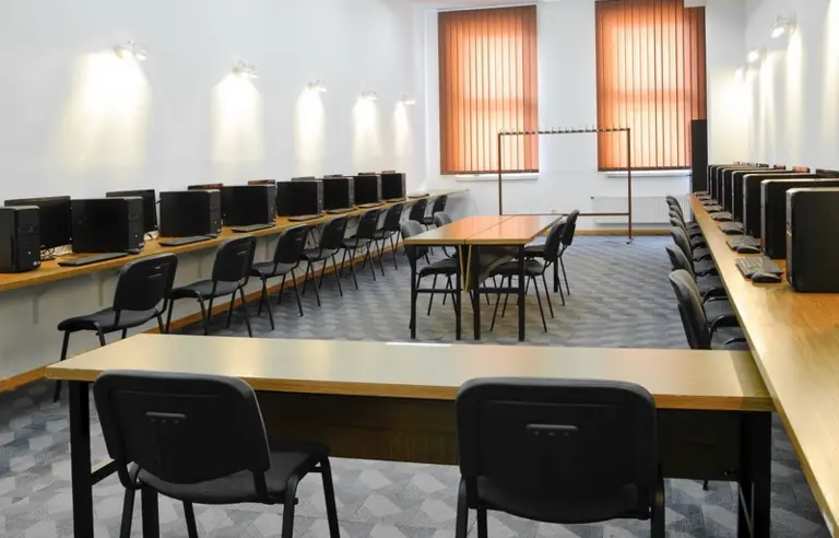 Centrum Konferencyjno-Szkoleniowe Bobrowiecka 9 sala komputerowa