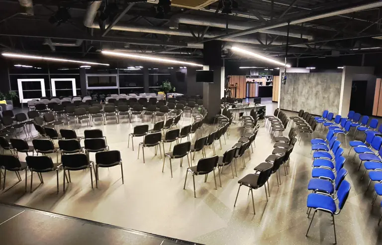 ICF Space Audytorium wyposażone jest w profesjonalne oświetlenie sceniczne, ekran projekcyjny, nagłośnienie. Przeznaczone do 250 osób.