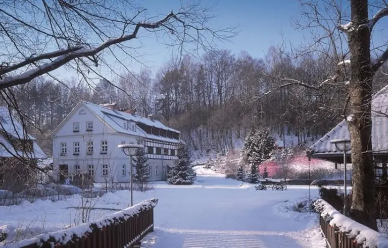 Klekotki Mazury teren ośrodka zimą