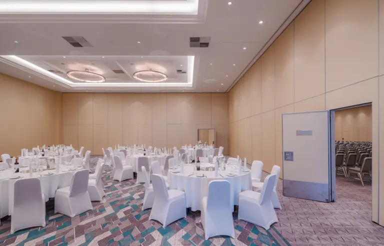 Hilton Warsaw City (dawniej Hilton Warsaw Hotel & Convention Centre) - zdjęcie 1