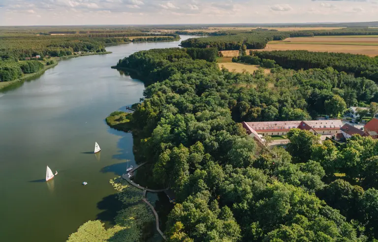 Dwór Kolesin na tle Jeziora Wojnowskiego