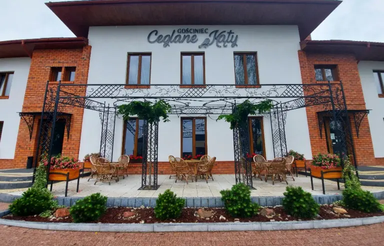 Gosciniec Ceglane Kąty Dwikozy