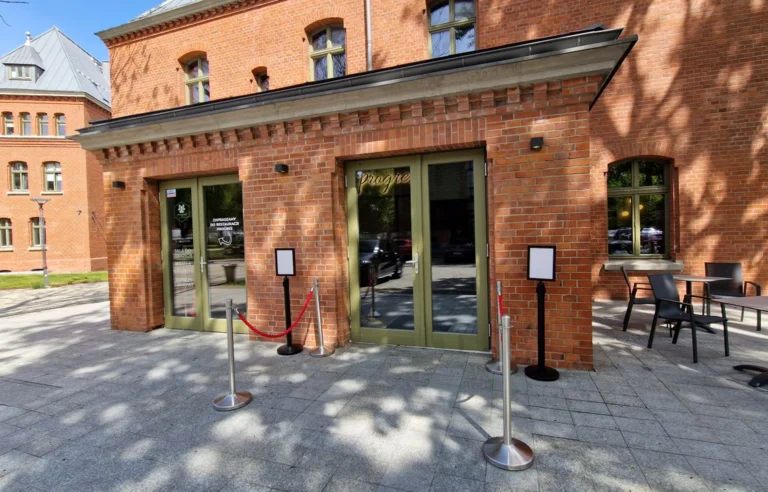 Event & Conference by Progres - Gdańsk Garnizon wejście do budynku, widok zewnętrzny