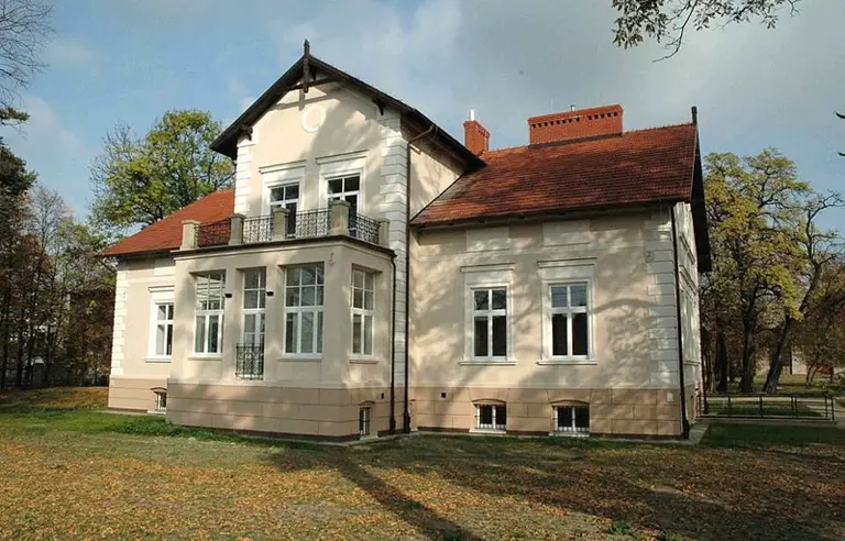 Dworek Uniwersytetu Rolniczegow w Mydlnikach - zdjęcie 1