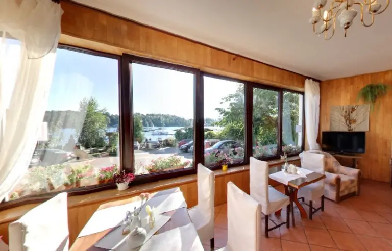 Pensjonat Mikolajki sala kominkowa