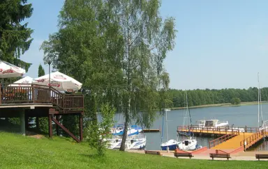 Taras restauracji z widokiem na przystań