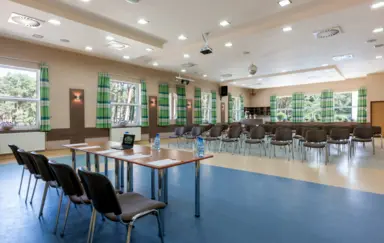 Dziejba Lesna Pogorzelica sala konferencyjna