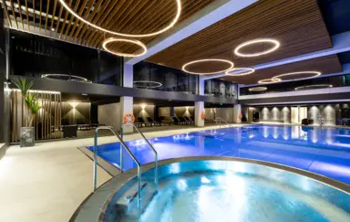 Basen wewnętrzny z jacuzzi