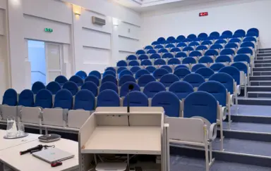 Na drugim piętrze znajduje się sala konferencyjna na 100 osób w układzie kinowym.