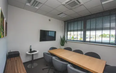 Mała sala biznesowa - idealna na kameralne spotkania zarządu, telekonferencje itp.
