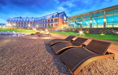 Widok z ogrodu w nocy