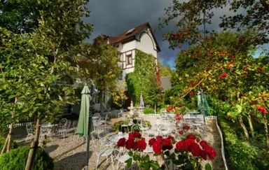 Kawiarnia w Ogrodzie Różanym z fontanną