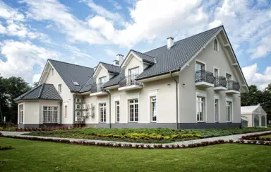 Widok hotelu od strony ogrodu