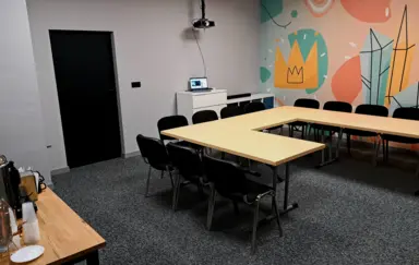 ICF Space Sala kameralna nr 1 wyposażona jest w rzutnik oraz tablicę suchościeralna. Przeznaczona na spotkania do 25 osób