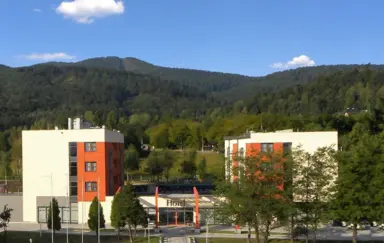 Hotel Szyndzielnia w tle góry Szyndzielnia